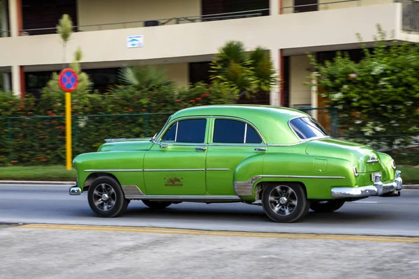 Havana Cuba Aug 2021 Egy Klasszikus Zöld Amerikai Autó Egyik — Stock Fotó
