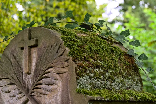 Der Obere Teil Eines Verwitterten Grabsteins Auf Einem Friedhof — Stockfoto