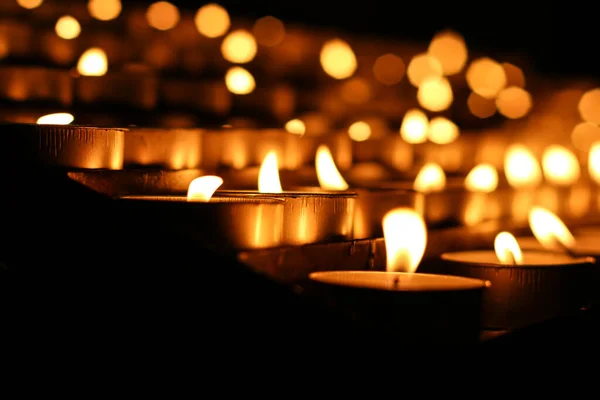Die Reihen Glühender Kerzen Dunkeln Mit Bokeh Lichtern — Stockfoto