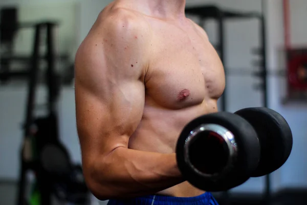 Närbild Bild Mans Arm Utför Biceps Motion Gymmet — Stockfoto