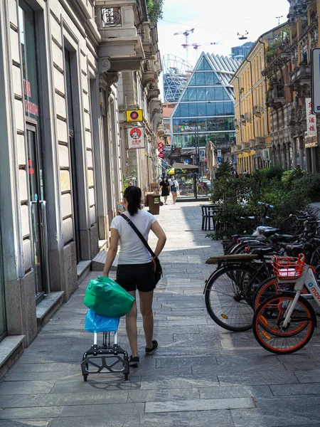 Milano Italy Αυγ 2021 Σύγχρονη Κινητικότητα Και Μεταφορές Στο Μιλάνο — Φωτογραφία Αρχείου