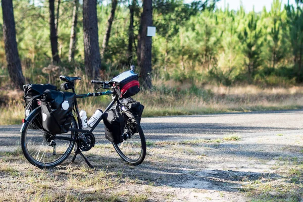 Primo Piano Una Bicicletta Paesaggio Rurale Con Campo Alberi Cespugli — Foto Stock