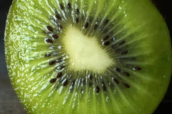 Zbliżenie Ujęcie Mokrego Cięcia Kiwi — Zdjęcie stockowe