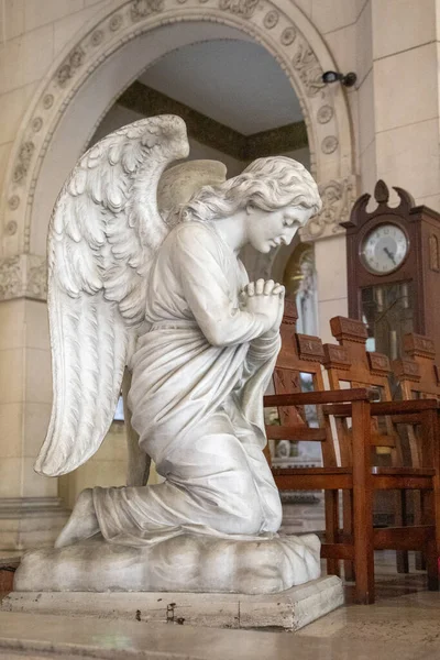 Een Verticaal Schot Van Een Knielende Engel Standbeeld Een Kerk — Stockfoto