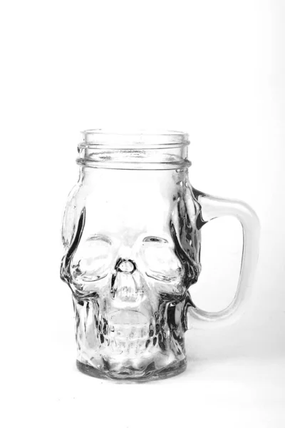 Ein Transparentes Totenkopf Glas Für Bier Isoliert Auf Weißem Hintergrund — Stockfoto