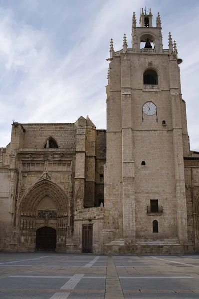 San Antolin パレンシア市カスティーリャ レオン スペイン ヨーロッパで 世紀からゴシック様式記念碑のランドマーク大聖堂のメイン ファサード — ストック写真