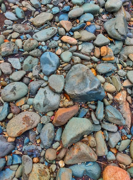 Eine Nahaufnahme Der Farbenfrohen Unterschiedlich Geformten Felsen Auf Dem Sandigen — Stockfoto