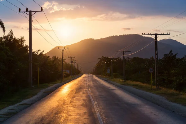 美丽的落日和乡间空旷的街道 — 图库照片
