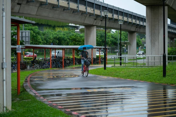 Singapore Singapore Σεπτεμβρίου 2021 Πρόσωπο Που Ποδηλατεί Μια Βροχερή Μέρα — Φωτογραφία Αρχείου