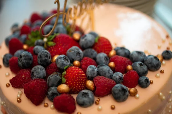 ラズベリーとブルーベリーで装飾されたケーキの美しいショット — ストック写真