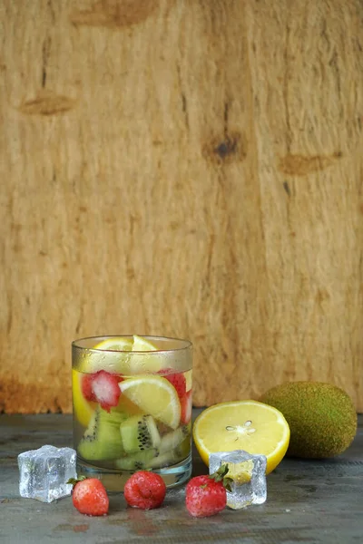 Ein Vertikaler Schuss Wasser Mit Frischem Obst Und Eis — Stockfoto