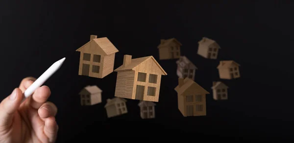 一只手的特写镜头 用钢笔指向房屋3D图解 房地产销售和保险概念 — 图库照片