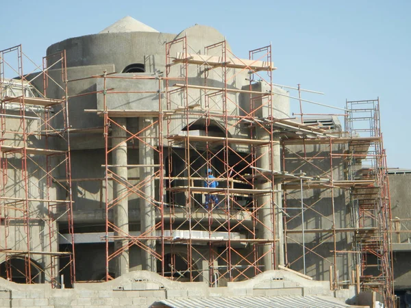 カタールのドーハ 2013年12月14日 カタールのドーハ郊外の砂漠に建設されている多数の邸宅のうちの1つのクローズアップショット — ストック写真