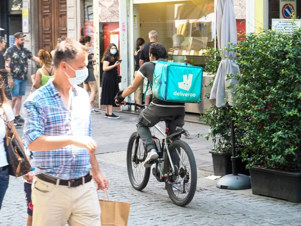 Milano Italien Aug 2021 Cykelförare Tjäna Pengar Genom Att Leverera — Stockfoto