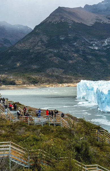 Turisti Fotografano Ghiacciaio Dalle Passerelle — Foto Stock