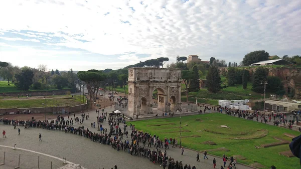 High Angle Shot Long Queue People Arch Constantine Rome — Stock Photo, Image