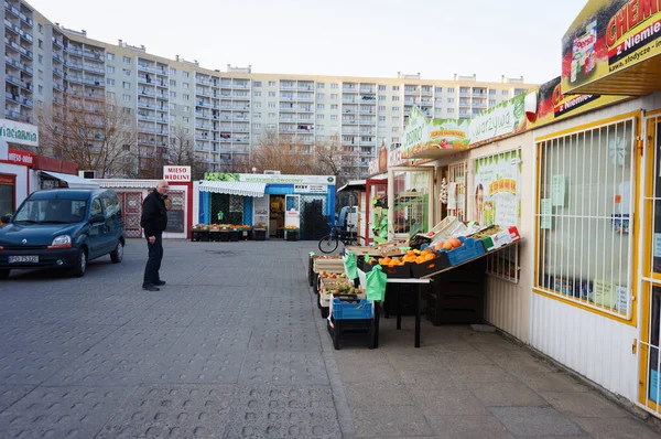 Poznan ポーランド 2015年3月19日 ポーランドのポズナンに小さな地元の果物や野菜の店がある広場 — ストック写真
