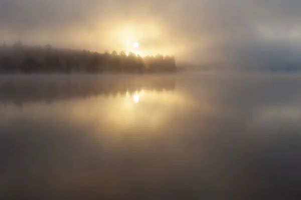 Zonsopgang Boven Een Meer Een Zeer Mistige Ochtend — Stockfoto