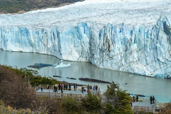 Sulle Passerelle Del Parco Nazionale Del Ghiacciaio Perito Moreno Osserva — Foto Stock