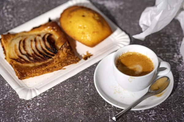 Egy Közeli Felvétel Egy Csésze Cappuccinóról Süteményről Asztalon — Stock Fotó