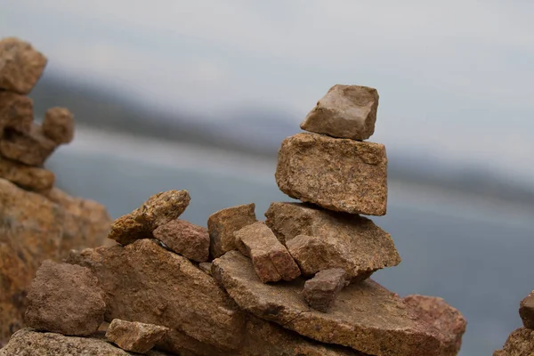 Selektivní Záběr Pyramidy Kamení Pobřeží — Stock fotografie