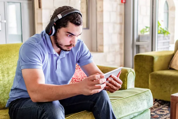 Joven Sexy Hombre Oriente Medio Con Auriculares Viendo Video Tableta —  Fotos de Stock