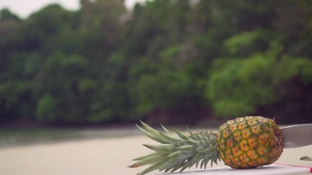 Mężczyzna Ręce Nożem Cięcia Ananasa Desce Krojenia Plaży Widok Bliska — Wideo stockowe