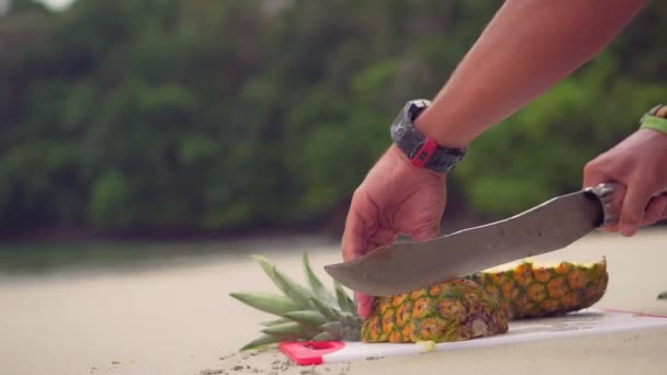 Mani Maschili Con Coltello Taglio Ananas Sul Tagliere Spiaggia Vista — Video Stock