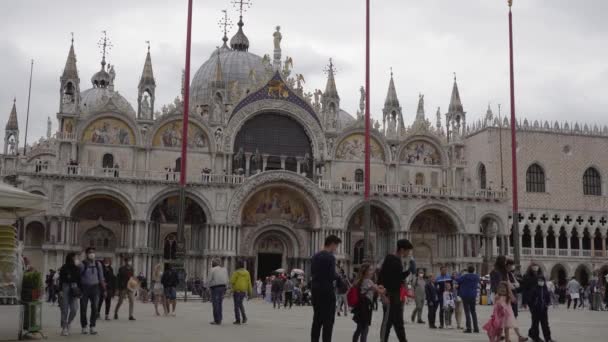 Touristen Fuß Der Nähe Der Patriarchalischen Kathedrale Basilika San Marco — Stockvideo