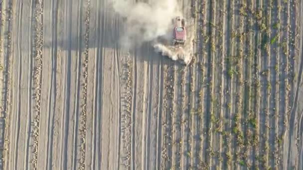 Vista Aérea Del Tractor Trabajando Campo — Vídeos de Stock