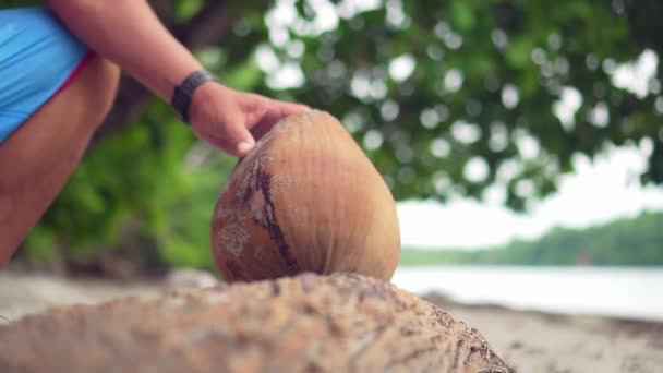 Mannelijke Handen Breken Kokosnoot Met Mes Het Strand Dichtbij Uitzicht — Stockvideo