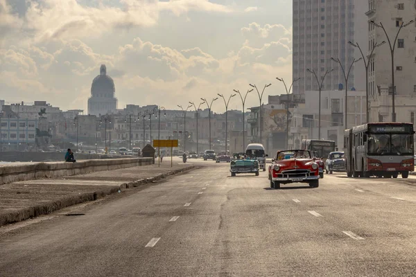 Cuba Νοέμβριος 2018 Ένα Κλασικό Κόκκινο Αμερικανικό Αυτοκίνητο Ένα Από — Φωτογραφία Αρχείου