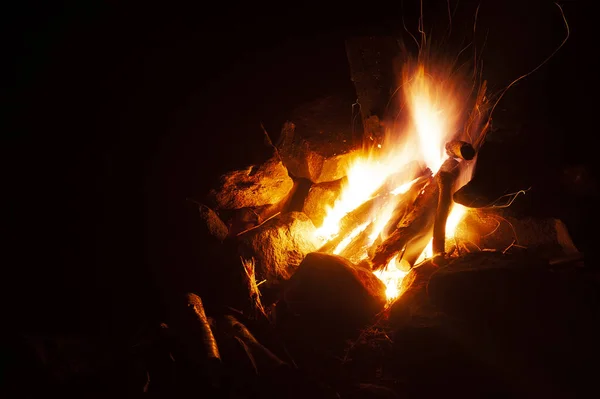 Lägereld Brinner Natten Campingplats — Stockfoto