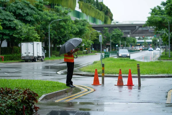 Singapore Singapore Września 2021 Ochroniarz Przed Centrum Handlowym Yishun Deszczowe — Zdjęcie stockowe