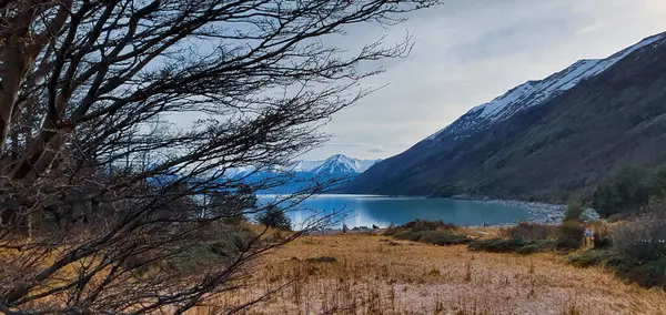 Захватывающий Вид Озеро Горами Заднем Плане — стоковое фото