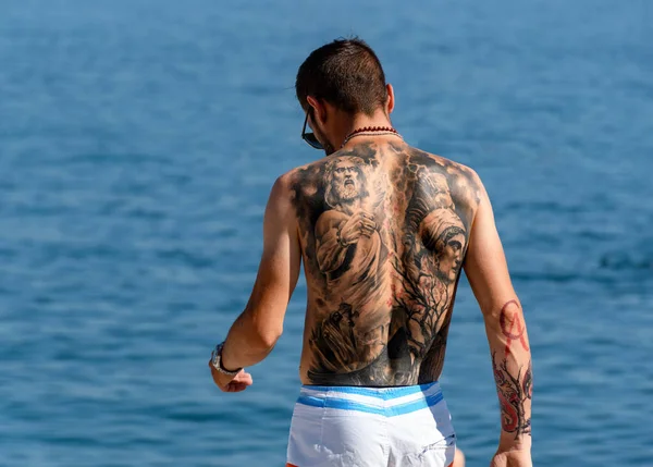 Split Croatia Jun 2021 Człowiek Bez Koszuli Dużym Tatuażem Plecach — Zdjęcie stockowe