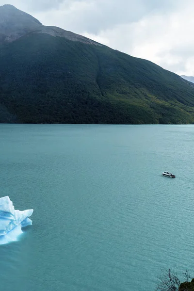 Barco Lleno Turistas Pasea Entre Los Enormes Bloques Hielo — Foto de Stock