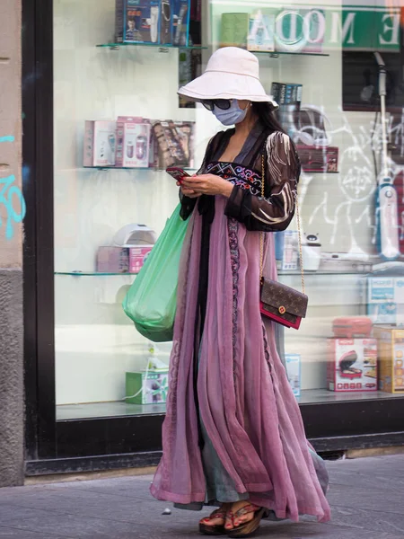 Milano Italia 2021 Una Joven Asiática Con Una Mascarilla Médica —  Fotos de Stock