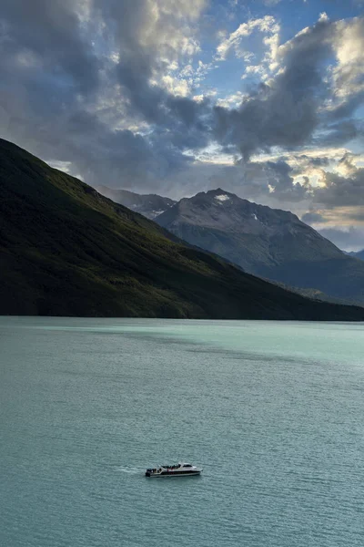 Boat Tourists Sailing Mountains Patagonia — Stock Photo, Image