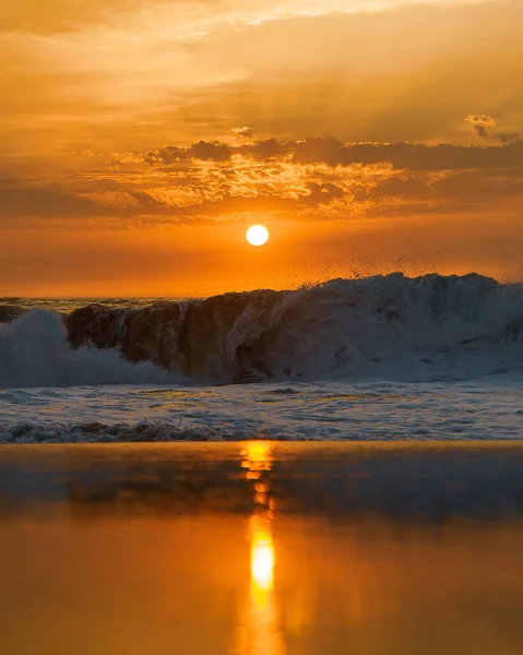 Una Toma Vertical Hermoso Reflejo Del Cielo Atardecer Mar Ondulante — Foto de Stock