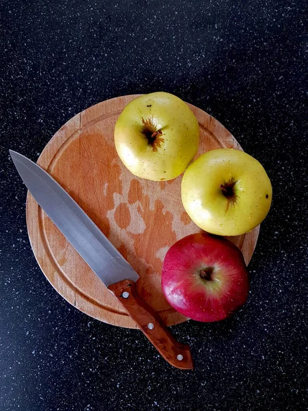 Une Vue Dessus Une Assiette Bois Avec Trois Pommes Couteau — Photo