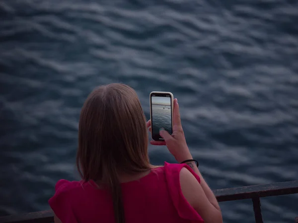 Сиракуса Италия Июля 2021 Года Взгляд Женщины Фотографирующей Спокойное Море — стоковое фото
