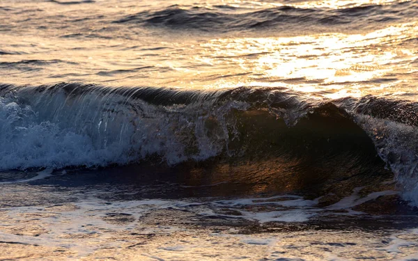 Gli Spruzzi Acqua Mare Sulla Riva Con Raggi Del Sole — Foto Stock