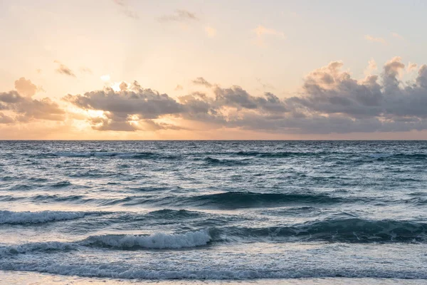 Μια Θέα Ηλιοβασίλεμα Της Ήρεμης Θάλασσας Στο Μαϊάμι Φλόριντα — Φωτογραφία Αρχείου