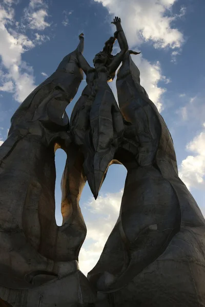 Eine Vertikale Tiefenaufnahme Der Statue Tsovinar Jerewan Armenien — Stockfoto