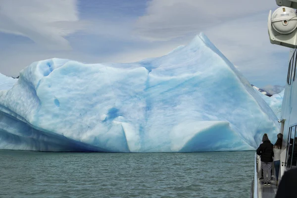 Экскурсионные Туристы Наблюдающие Айсбергом Лодки Ледник Перито Морено Патагонии Ледовые — стоковое фото