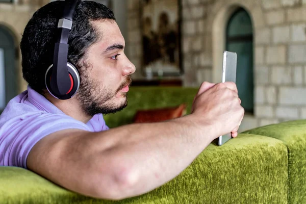 Una Vista Lateral Joven Atractivo Sentado Cómodo Sofá Leyendo Libro —  Fotos de Stock