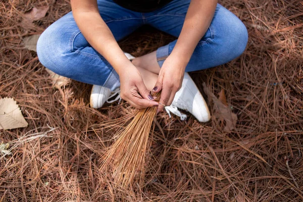 Uma Vista Superior Uma Mulher Fazendo Artesanato Feito Folhas Pinheiros — Fotografia de Stock