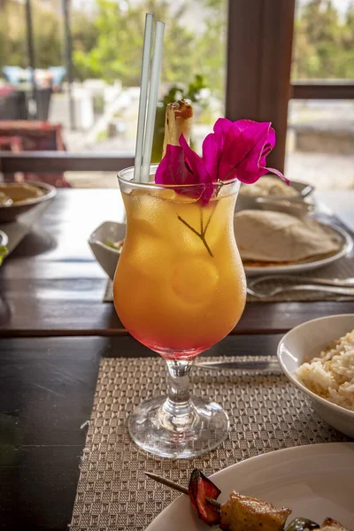 Ein Erfrischendes Getränk Garniert Mit Rosa Bougainvillea Blüten Glas — Stockfoto