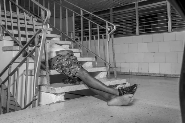 Havana Cuba 8月05 2019 キューバのハバナにある病院の集中治療待合室の階段で眠っている男性の大規模なショット — ストック写真